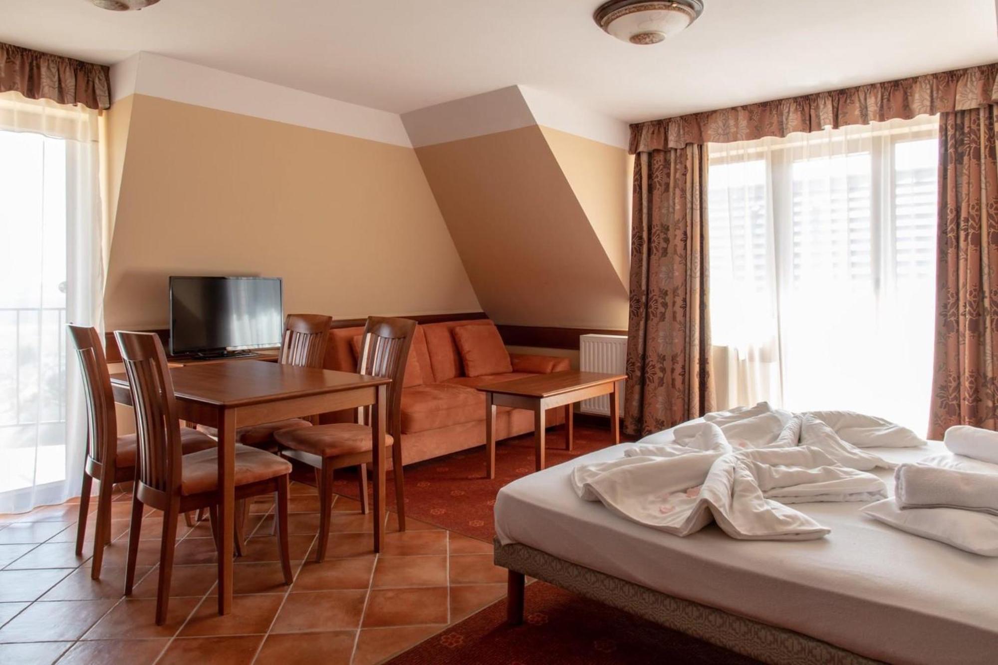 Fonix Wellness *** 1 A Epulet Bed and Breakfast Hévíz Esterno foto