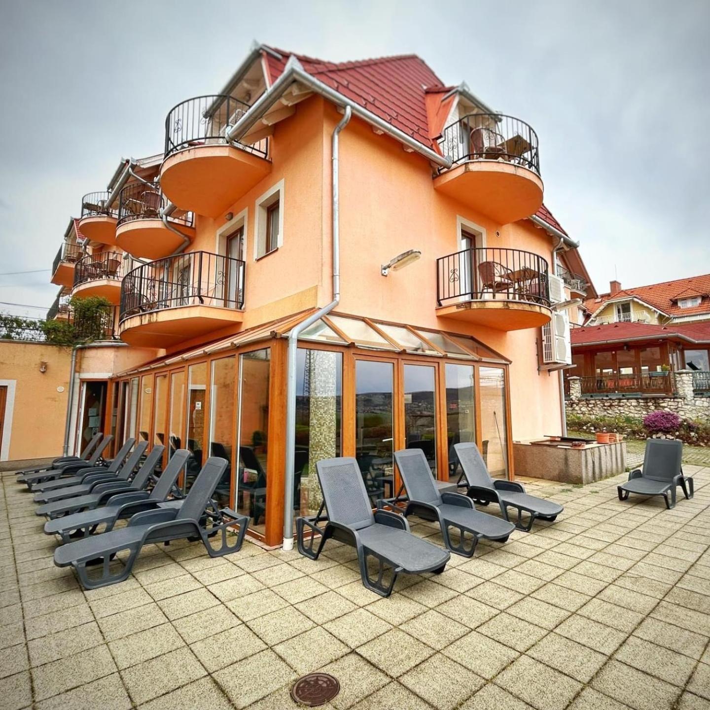 Fonix Wellness *** 1 A Epulet Bed and Breakfast Hévíz Esterno foto